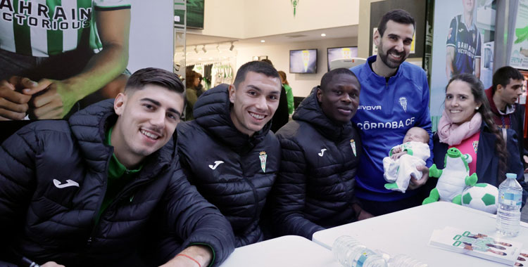 Adrián Fuentes, en la imagen junto al sancionado Requena y el lesionado Fomeyem, está ilusionando al cordobesismo tanto como ayer en las firmas preparadas por el club. Foto: CCF
