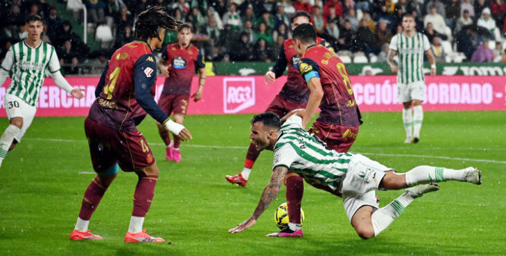 Álex Martín cae al césped en una acción del Córdoba-Dépor del domingo pasado. Autora: Natalia Román