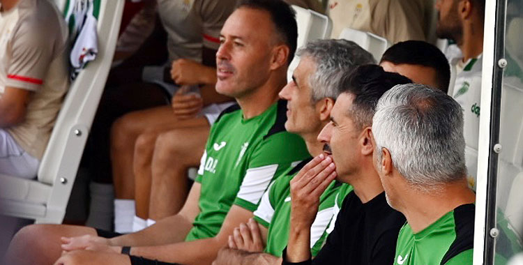 Iván Ania sentado junto a sus colaboradores en el banquillo frente al Huesca. Autora: Natalia Román