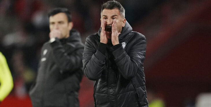 Iván Ania se desgañita dando órdenes desde la banda de Los Cármenes. Foto: LaLiga Hypermotion