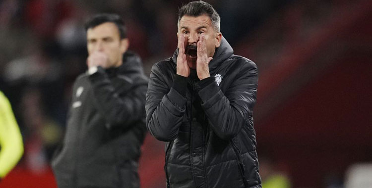 Iván Ania se desgañita dando órdenes desde la banda de Los Cármenes. Foto: LaLiga Hypermotion