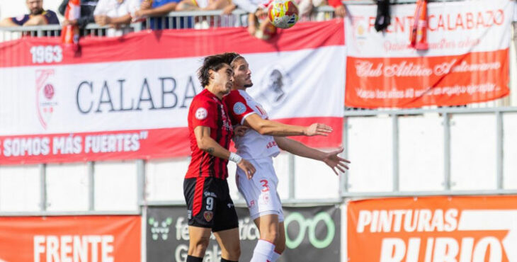 Tommy Montenegro pelea una pelota por alto ante el Antoniano. Foto: Club Atlético Antoniano