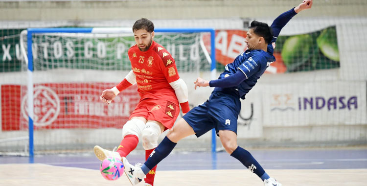 Arnaldo Báez presiona a Starna. Foto: @mijanphoto_sports