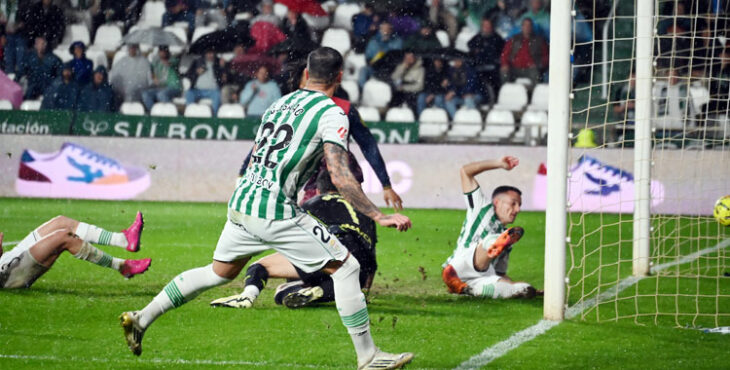 El momento del empate del Córdoba ante el Dépor, con el autogol de Noubi. Autora: Natalia Román