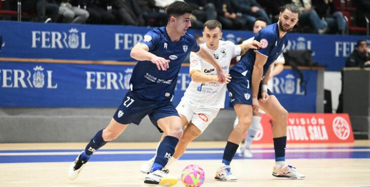 Carlos Gómez se marcha de Turbi con el balón controlado. Foto: @mijanphoto_sports