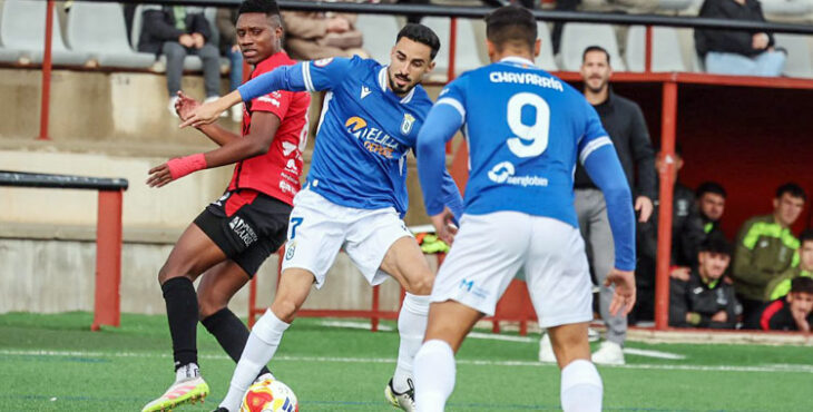 Carlos Ramírez se deja una pelota atrás ante los jugadores del cuadro azulino. Foto: UD Melilla