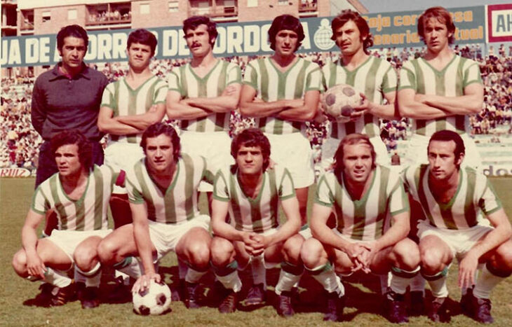 Carmelo Salas arriba en el centro en un once del Córdoba con Daniel Onega abajo en el viejo Arcángel.