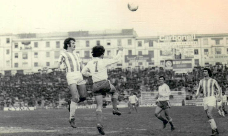 Carmelo Salas disputa un balón aéreo en el viejo Arcángel.