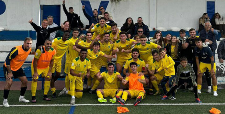 La alegría del equipo vinícola con su afición en El Viso del Alcor. Foto: Montilla CF