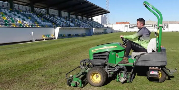 Un operario trabajando con maquinaria sobre el césped del Nuestra Señora de Luna. Foto cedida por Hoyaldía.com