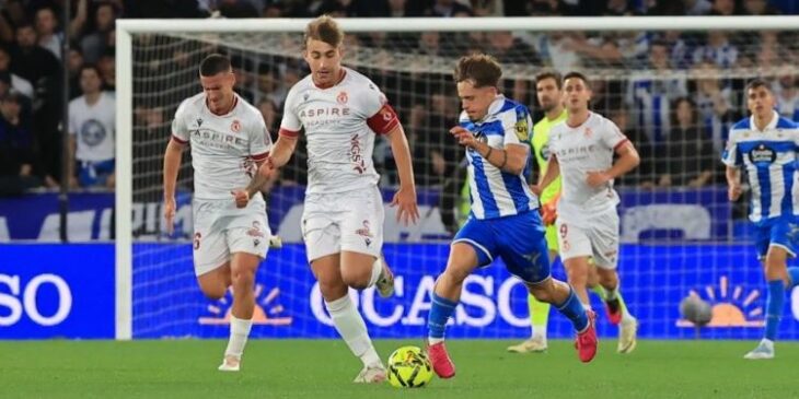 Mario Soriano conduce la pelota a portería rival en la victoria del Deportivo frente a la Cultural Leonesa. Foto: LaLiga Hypermotion