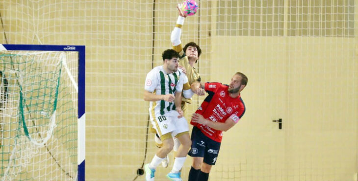 Solano, a la postre decisivo con su gol, pelea un balón por alto con el meta Álvaro Aguayo. Foto: Edu Luque / Córdoba Futsal
