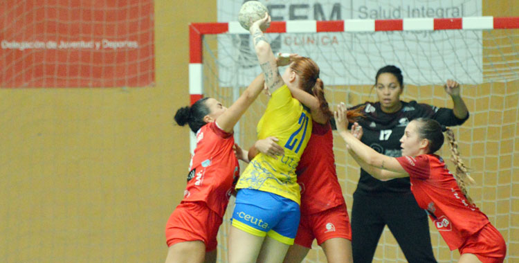 La escuadra granate no encuentra la manera de ser fuerte en casa. Foto: Rafa Barroso / CBM