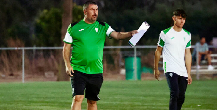 Diego Tristán trabajando con los delanteros del Córdoba. Foto: CCF