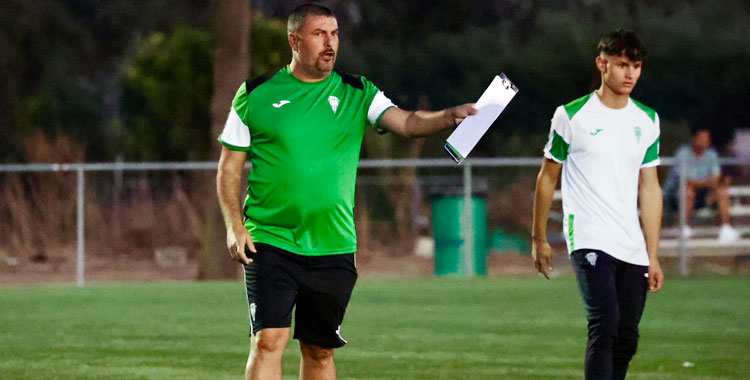 Diego Tristán trabajando con los delanteros del Córdoba. Foto: CCF