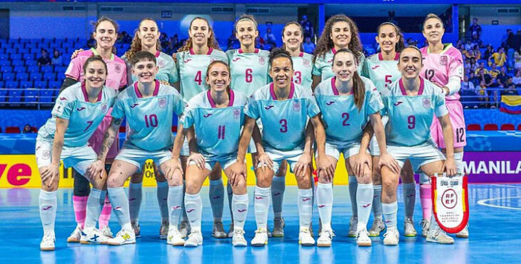 Cristina García posando con sus compañeras. Foto: RFEF