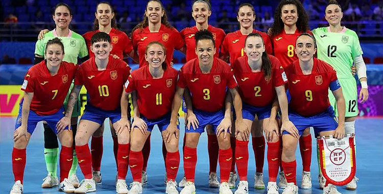 La formación de España antes de arrancar el duelo ante Tailandia. Foto: RFEF