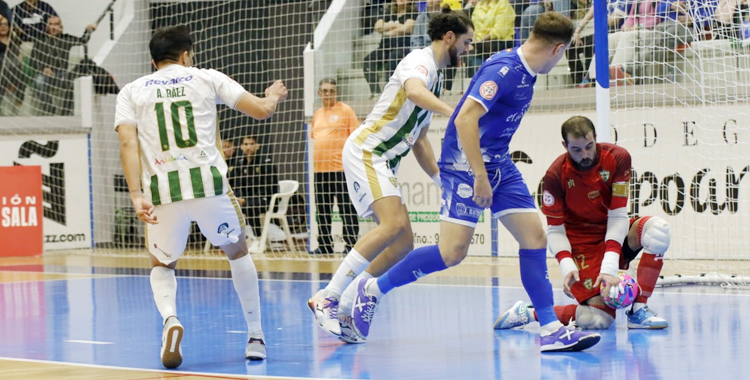 Fabio sale a tapar una acción de Manzanares en ataque. 