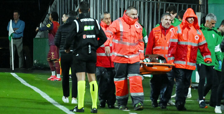 Fomeyem saliendo en camilla del campo, con el doctor Bretones, sancionado cuatro partidos, a la derecha. Autora: Natalia Román