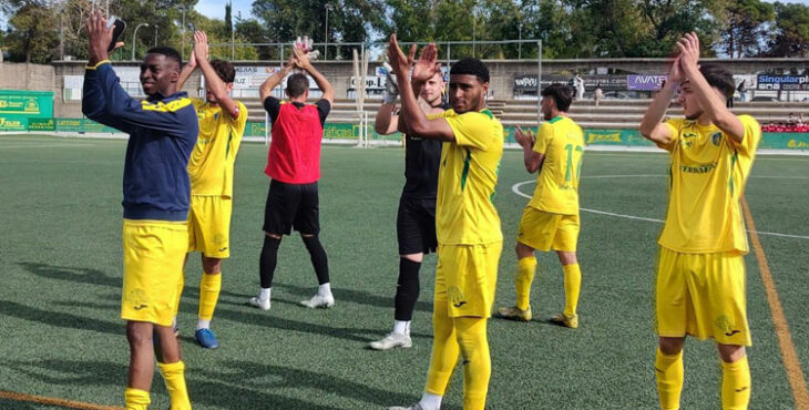 Los jugadores del Montilla aplauden a su hinchada tras vencer a Los Barrios. Foto: Montilla CF
