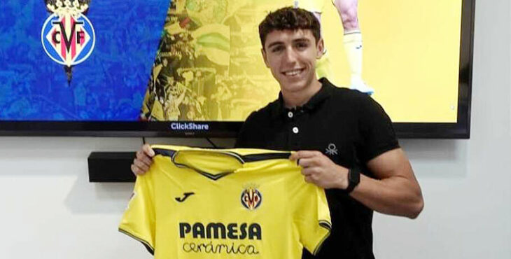 Hugo Suescum cuando renovó su contrato con el Villarreal en 2024. Foto: Villarreal CF