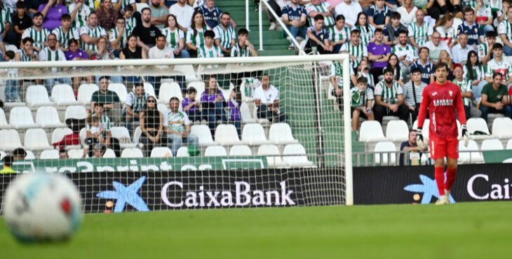 Iker Álvarez en un momento del partido ante el Ceuta. Autora: Natalia Román