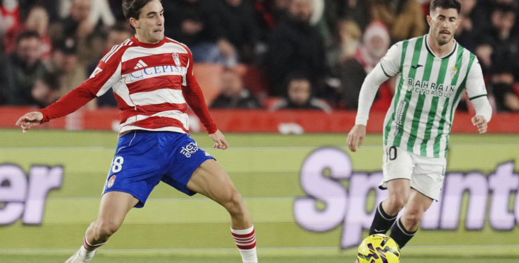 Jacobo intentando presionar a un jugador del Granada. Foto: LaLiga Hypermotion