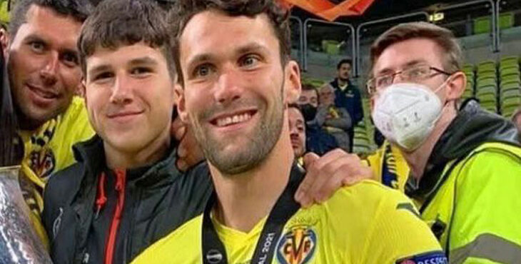 José Pedraza junto a su tío Alfonso Pedraza el día de la conquista del Villarreal de la Europa League. Foto cedida por José Pedraza