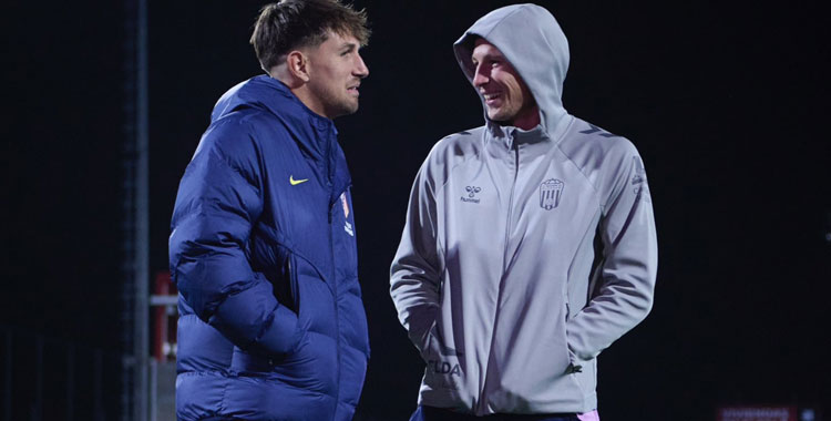 Matías Barboza hablando con Ramón Vila antes del Atlético de Madrid B-Eldense de esta jornada. Foto: @AtletiAcademia