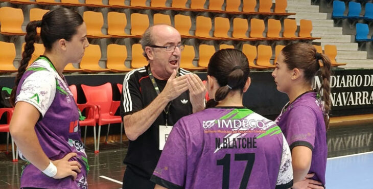 Rafa Moreno arenga a sus jugadoras en un tiempo muerto. Foto: Rehi-Sepisur Córdoba