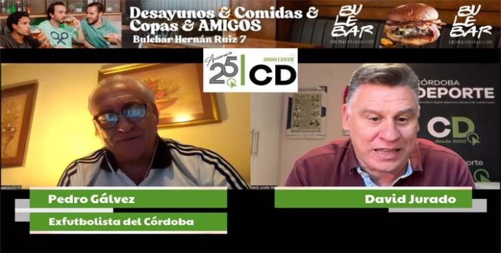 Pedro Gálvez departiendo con David Jurado sobre su etapa de futbolista en la década de los ochenta.