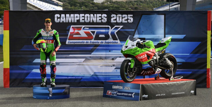 Pepe Osuna posando como campeón de su categoría en el Nacional