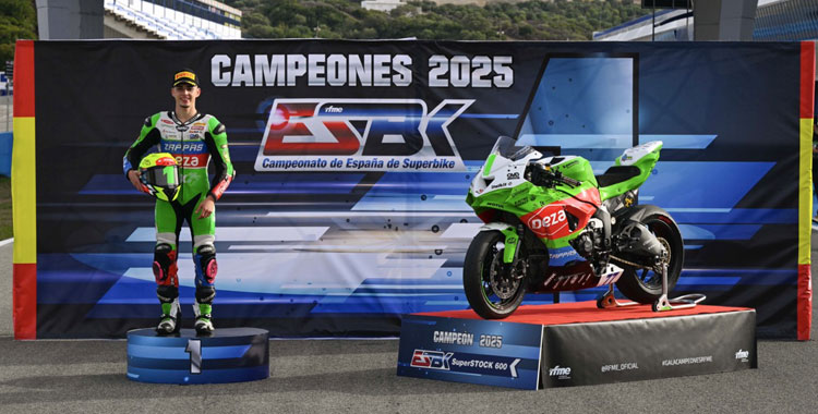 Pepe Osuna posando como campeón de su categoría en el Nacional