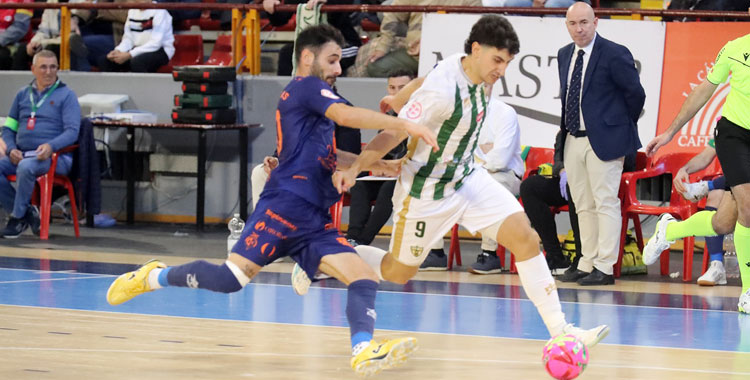 Tomás Pescio en una andanada ofensiva frente al Jaén. Foto: Edu Luque / Córdoba Futsal
