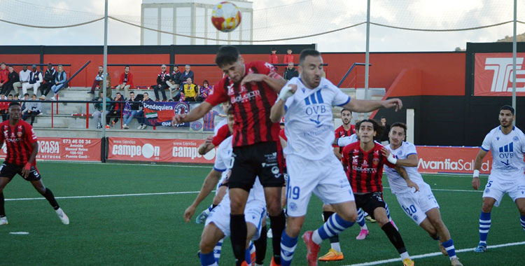 Salva Vegas buscando un remate por alto. Foto: Tino Navas / Salerm Puente Genil