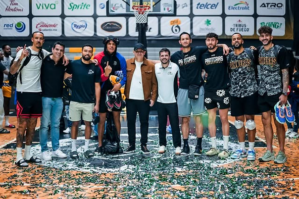 José Antonio Santaella posando con su equipo en México