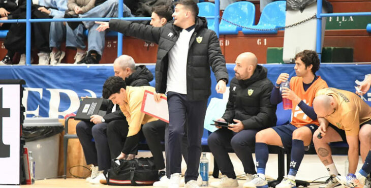 Emanuel Santoro da órdenes en el banquillo de A Malata Foto: @mijanphoto_sports