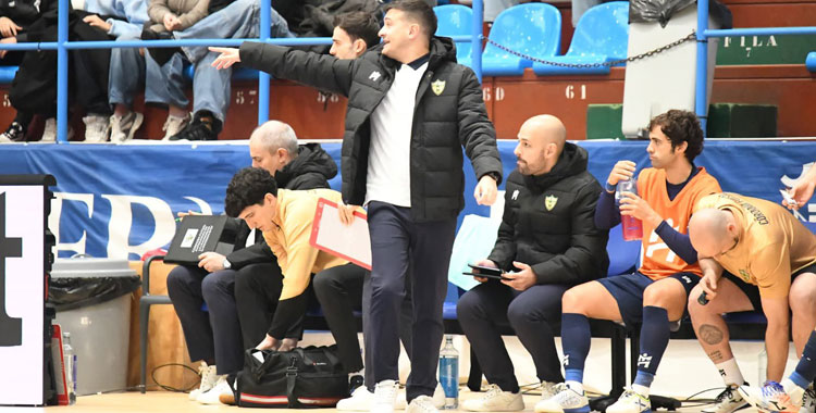 Emanuel Santoro da órdenes en el banquillo de A Malata Foto: @mijanphoto_sports