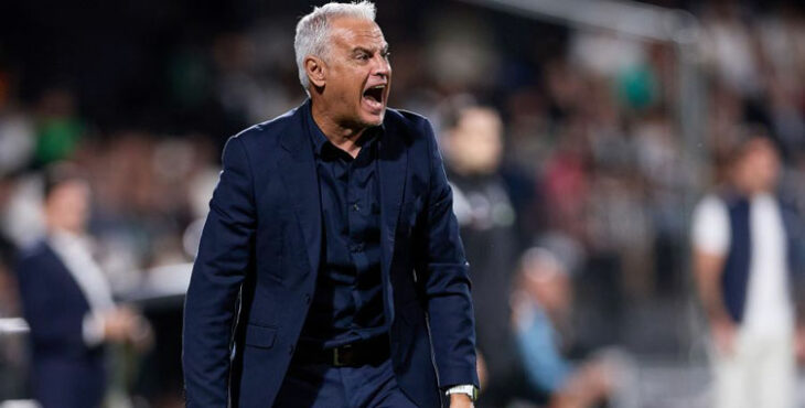 Sergio Pellicer desgañitándose en la banda en Castalia. Foto: LaLiga Hypermotion