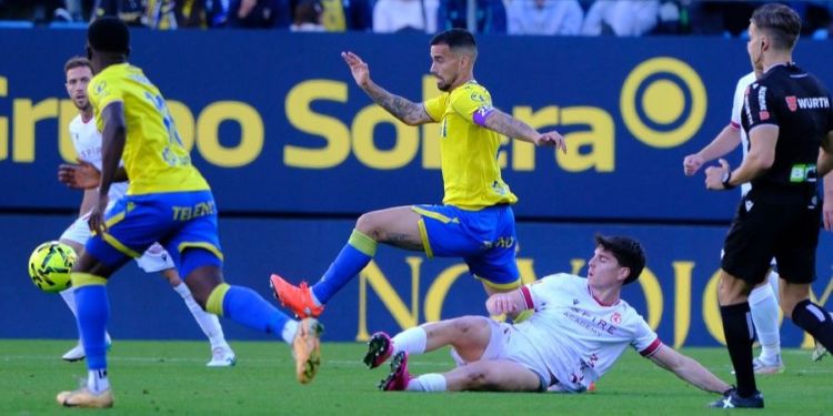 Suso, jugador del Cádiz, intenta superar a un rival de la Cultural Leonesa. Foto: LaLiga Hypermotion