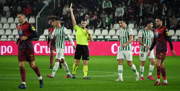 Moreno Aragón enseñando una las de muchas tarjetas que mostró ante el Dépor. Autora: Natalia Román