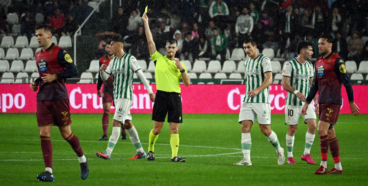 Moreno Aragón enseñando una las de muchas tarjetas que mostró ante el Dépor. Autora: Natalia Román