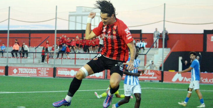 Tommy Montenegro celebra con rabio su 'gol-partita' frente al Águilas. Foto: Tino Navas / Salerm Puente Genil