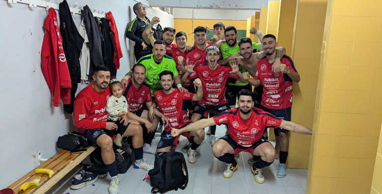 Los jugadores del Bujalance celebrando su triunfo en el vestuario.