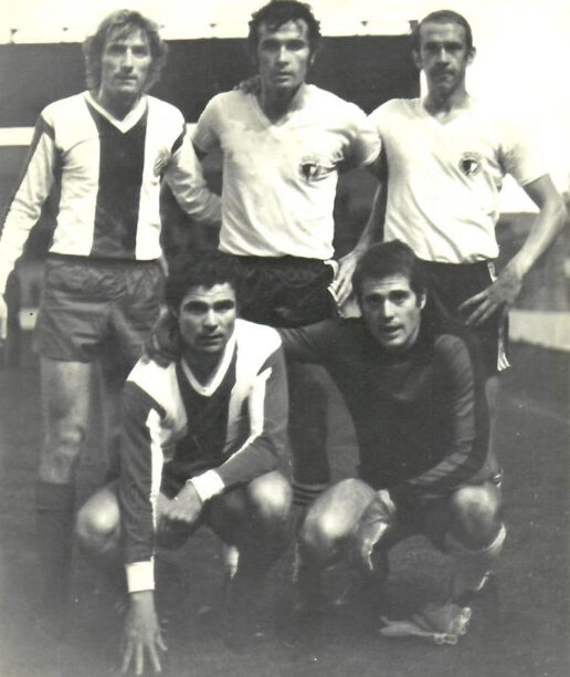 Carmelo Salas, en el centro arriba, junto a Juan Verdugo y Manolín Cuesta tras un Burgos vs Espanyol de Primera junto a los excordobesistas Aguilera y Navarro.