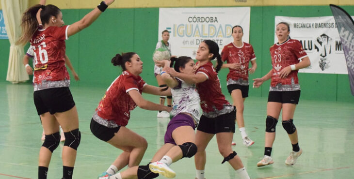 Lucía Vacas con el balón en el anterior encuentro casero. Foto: Laclasi.es