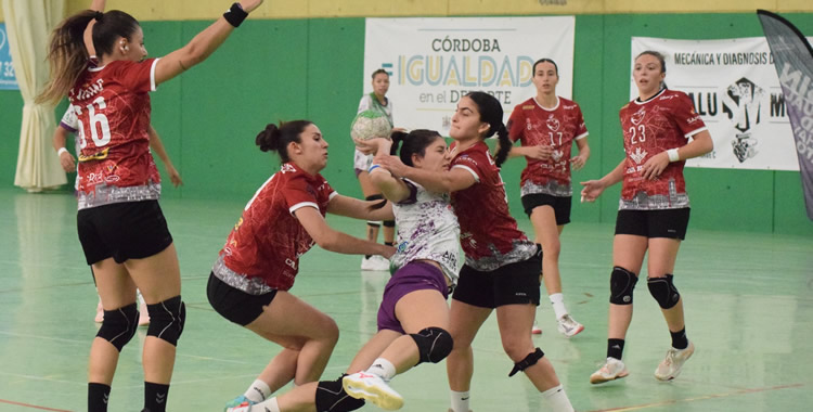 Lucía Vacas con el balón en el anterior encuentro casero. Foto: Laclasi.es