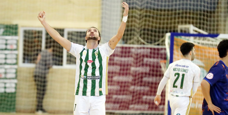 Zequi eleva sus brazos al cielo tras uno de los goles al Jaén. Foto: Edu Luque / Córdoba Futsal