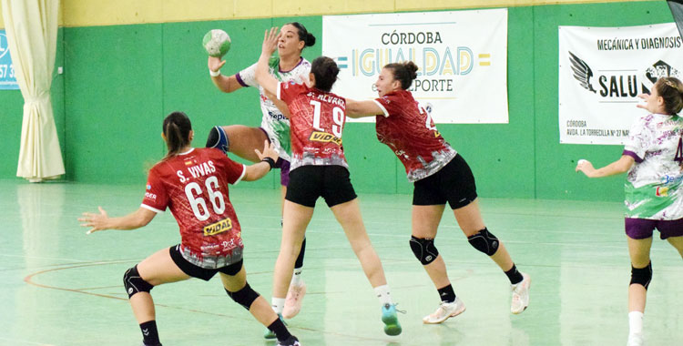 Zoe Turnes abre el juego en el partido contra el Caja Rural Cleba de la pasada jornada en La Fuensanta. Foto: Laclasi.es