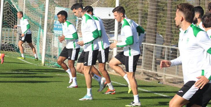 Carlos Albarrán calentando junto a sus compañeros en la Ciudad Deportiva.